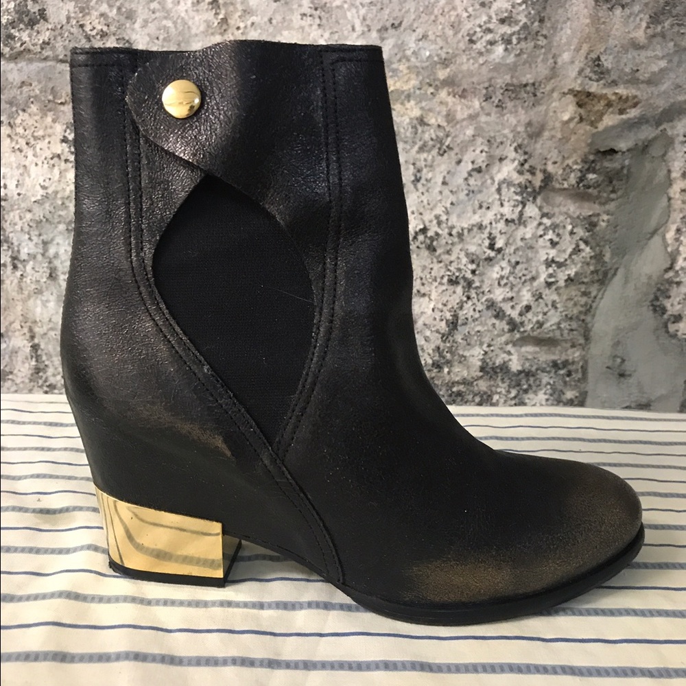 Boots with hidden hill and details
